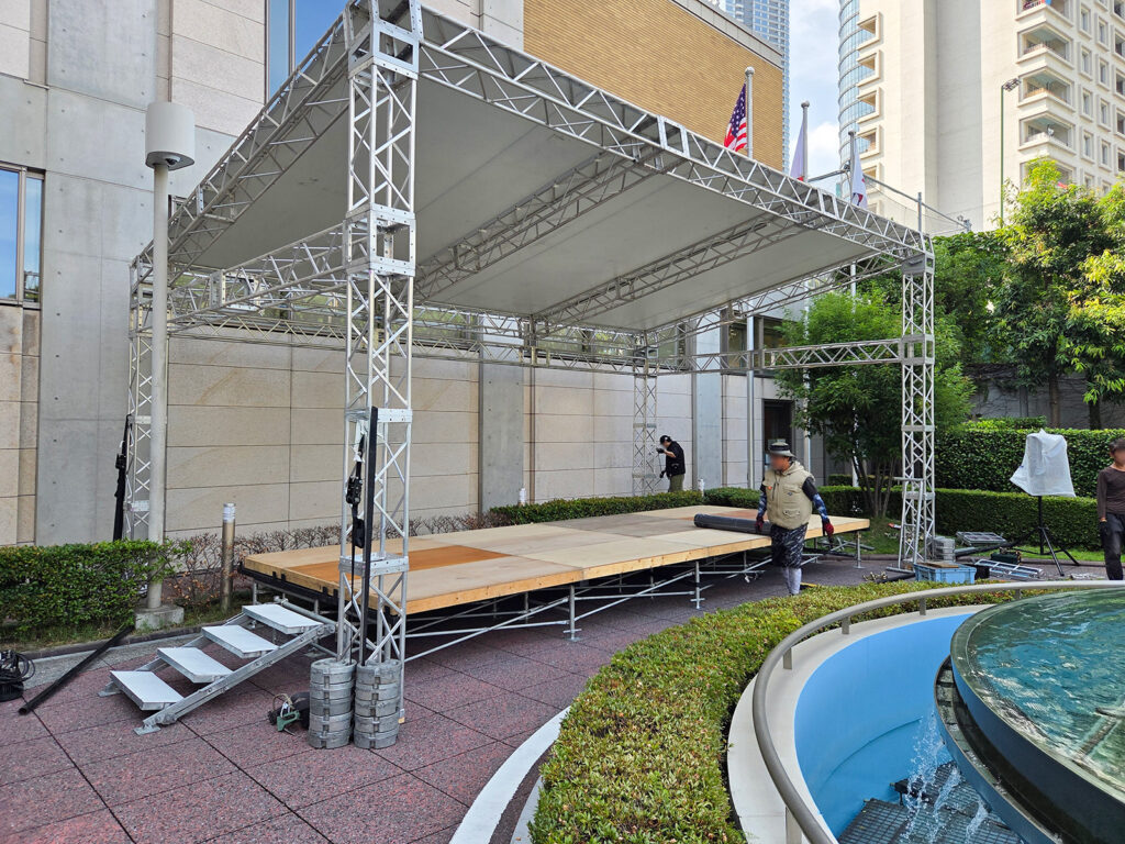 東京で記念祭典用のルーフステージを設営しました！6