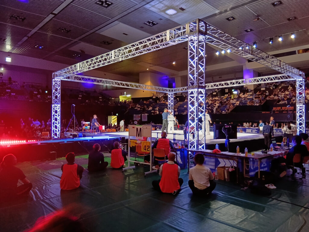 愛知県体育館で空手大会用のステージを2基設営しました1