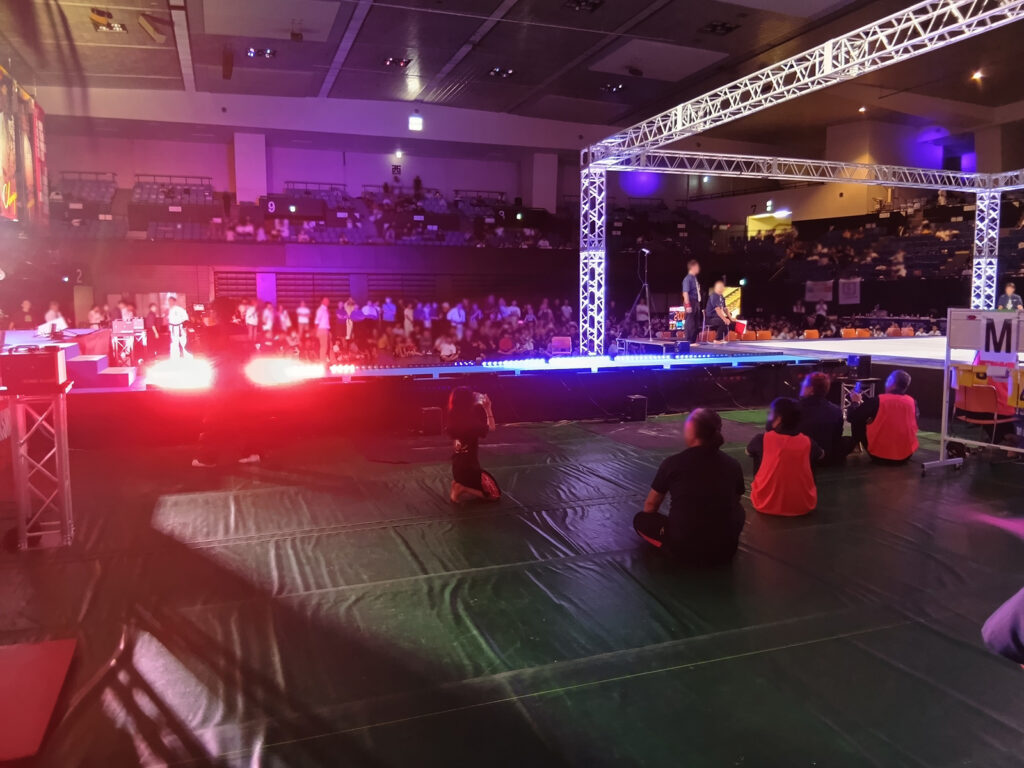 愛知県体育館で空手大会用のステージを2基設営しました2