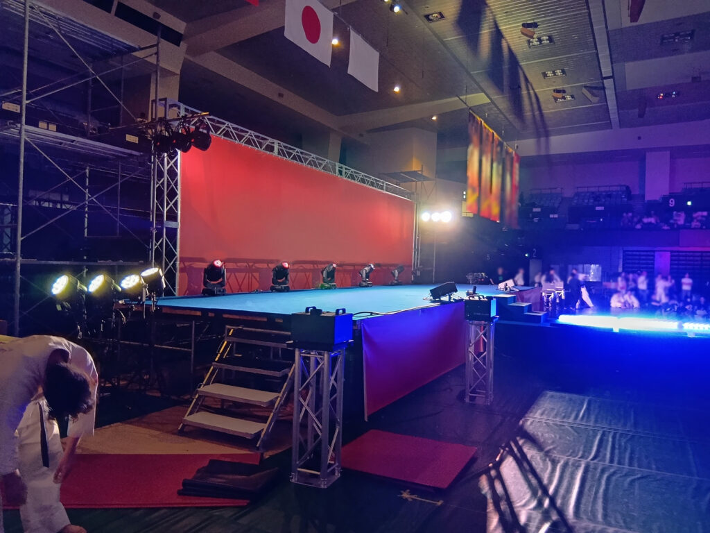 愛知県体育館で空手大会用のステージを2基設営しました3