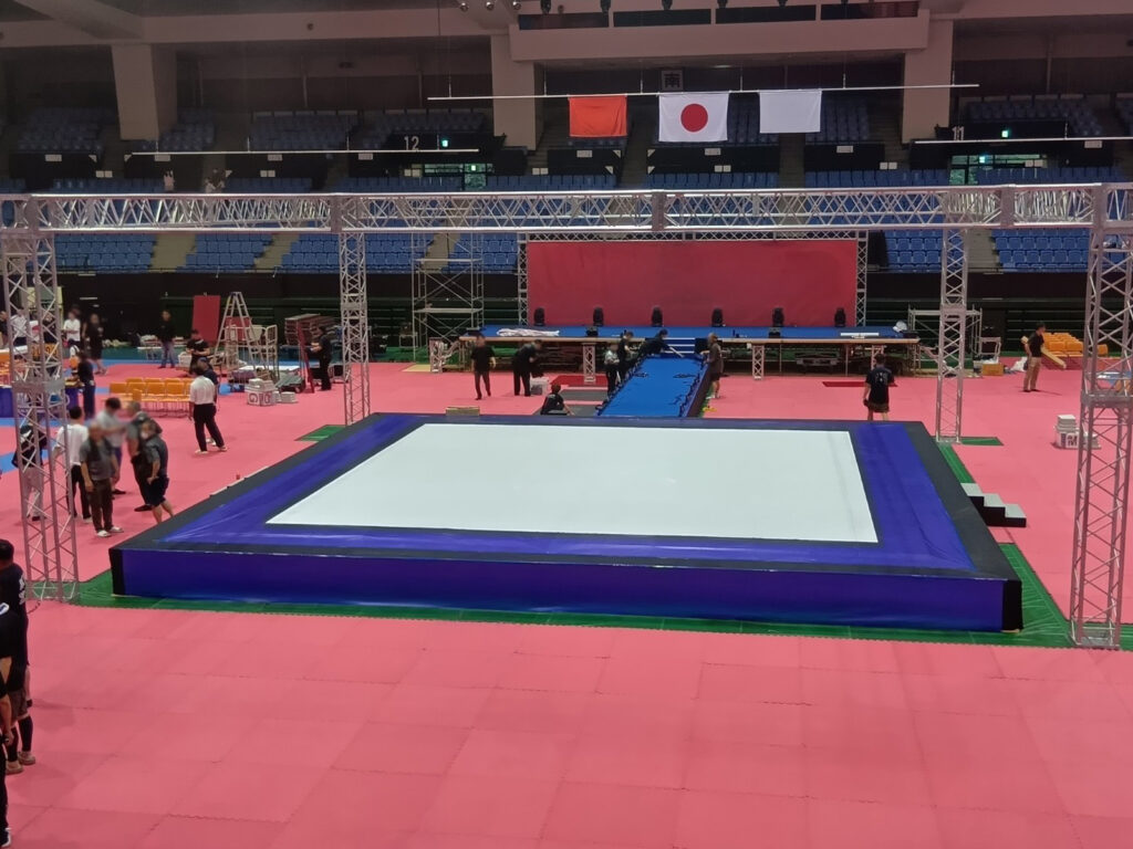 愛知県体育館で空手大会用のステージを2基設営しました4