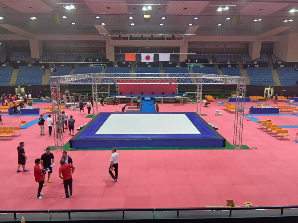 愛知県体育館で空手大会用のステージを2基設営しました5