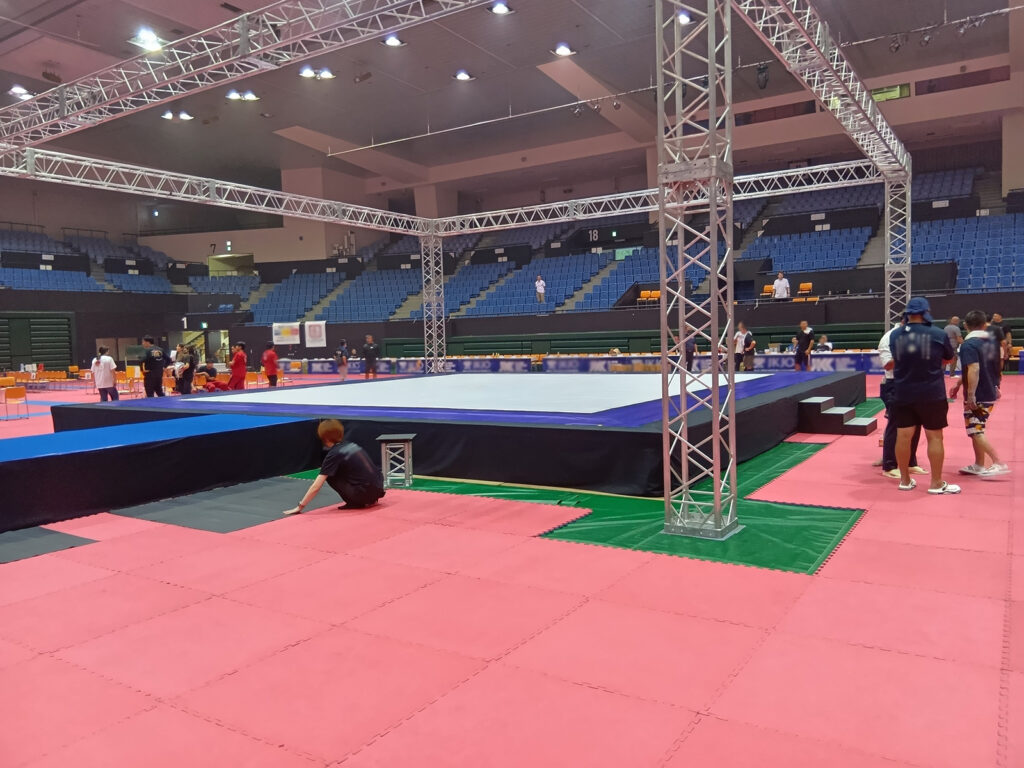 愛知県体育館で空手大会用のステージを2基設営しました6
