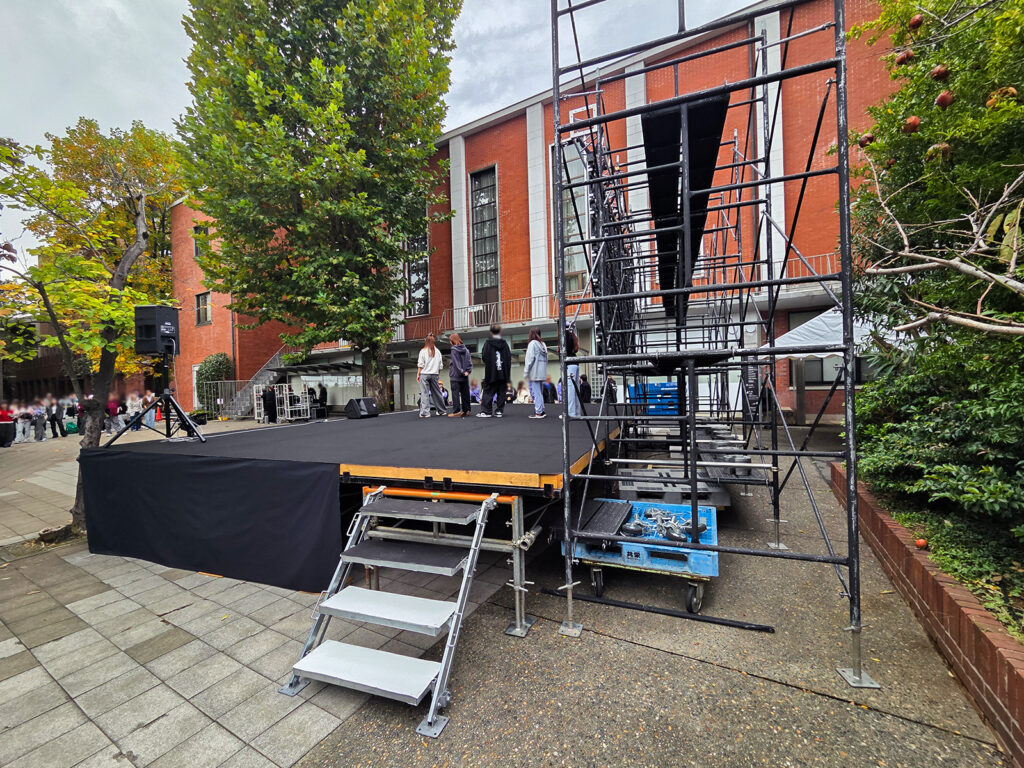 【2025】葛飾区の大学祭で3間×5間イントレステージ設営 5