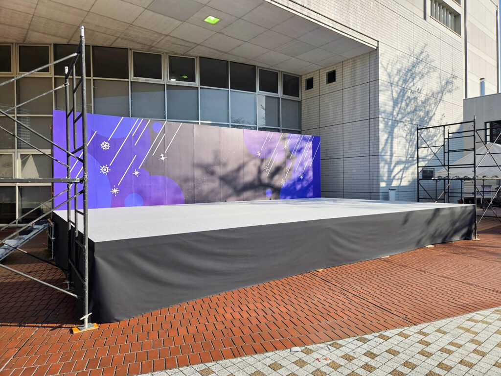 【2025年】東京の大学で行われた学園祭でステージを施工しました! 1