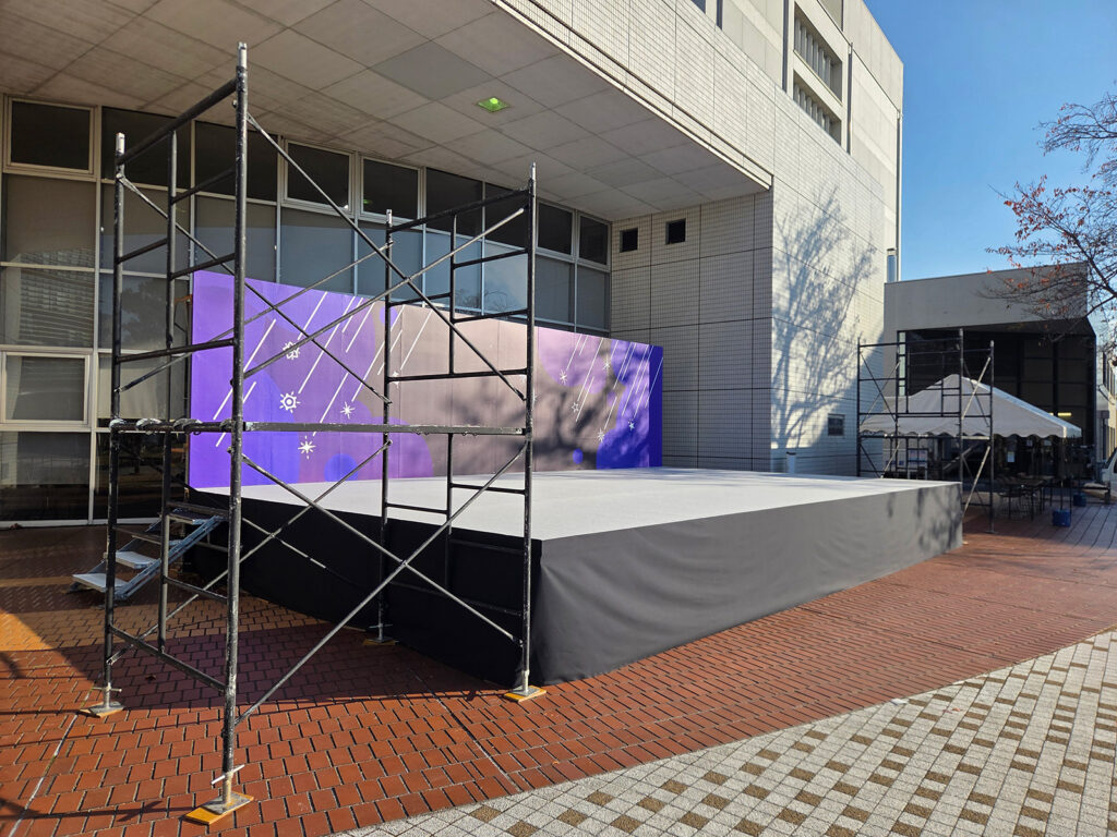 【2025年】東京の大学で行われた学園祭でステージを施工しました! 2