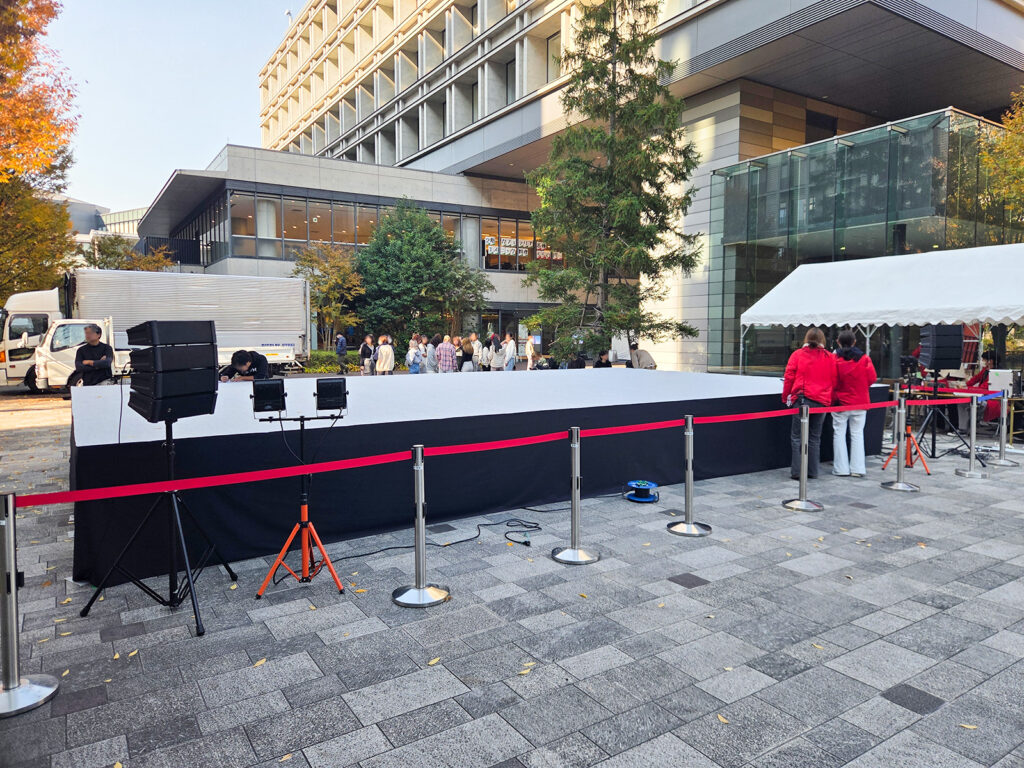 葛飾区の大学祭でベーシックステージを設営1