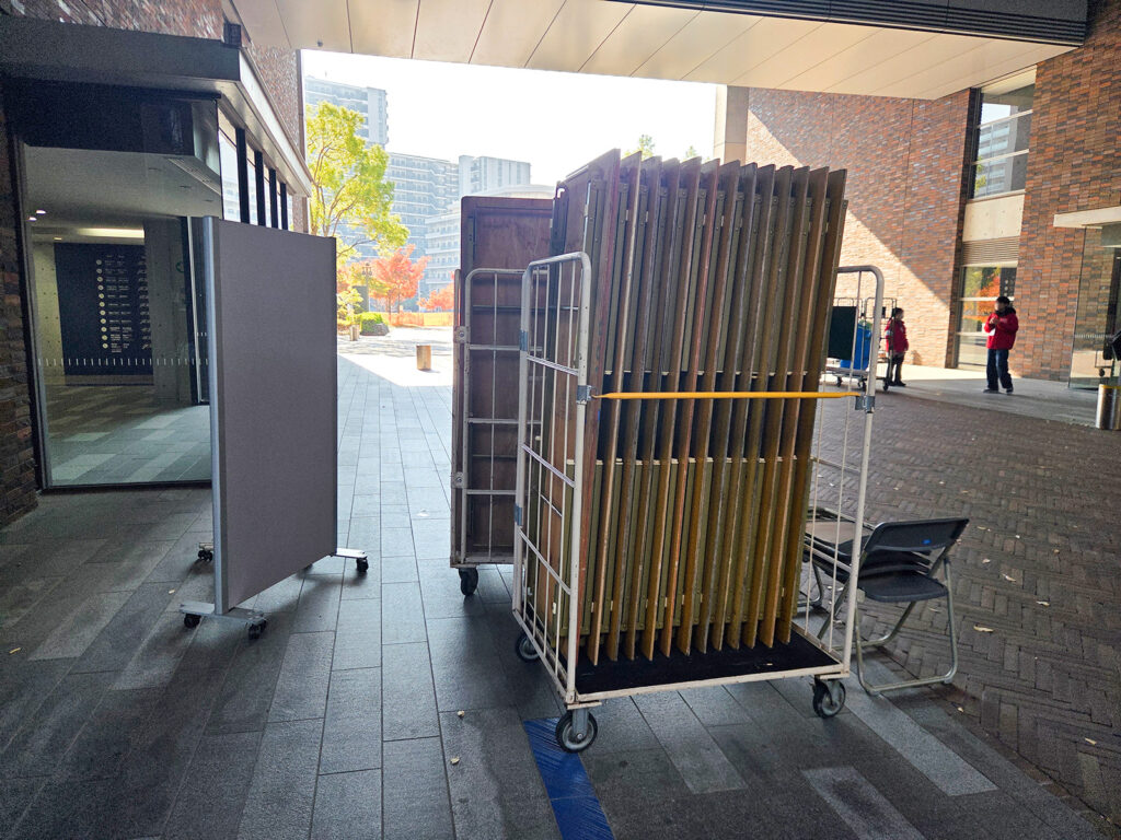 葛飾区の大学祭でベーシックステージを設営3