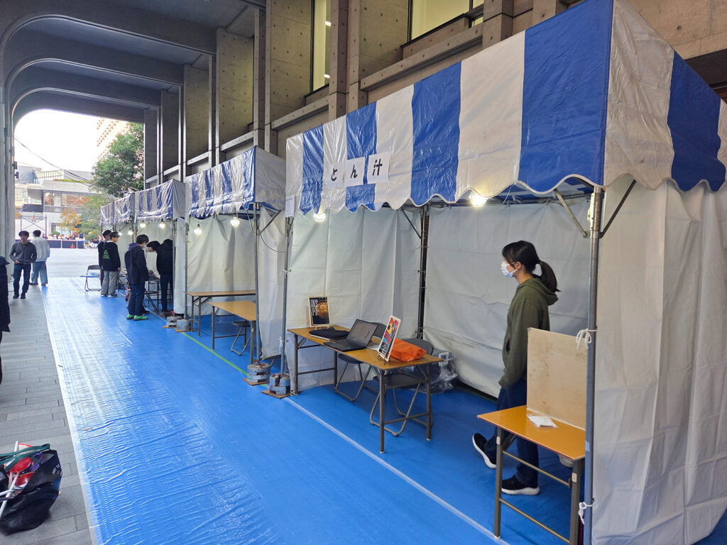 葛飾区の大学祭でベーシックステージを設営5