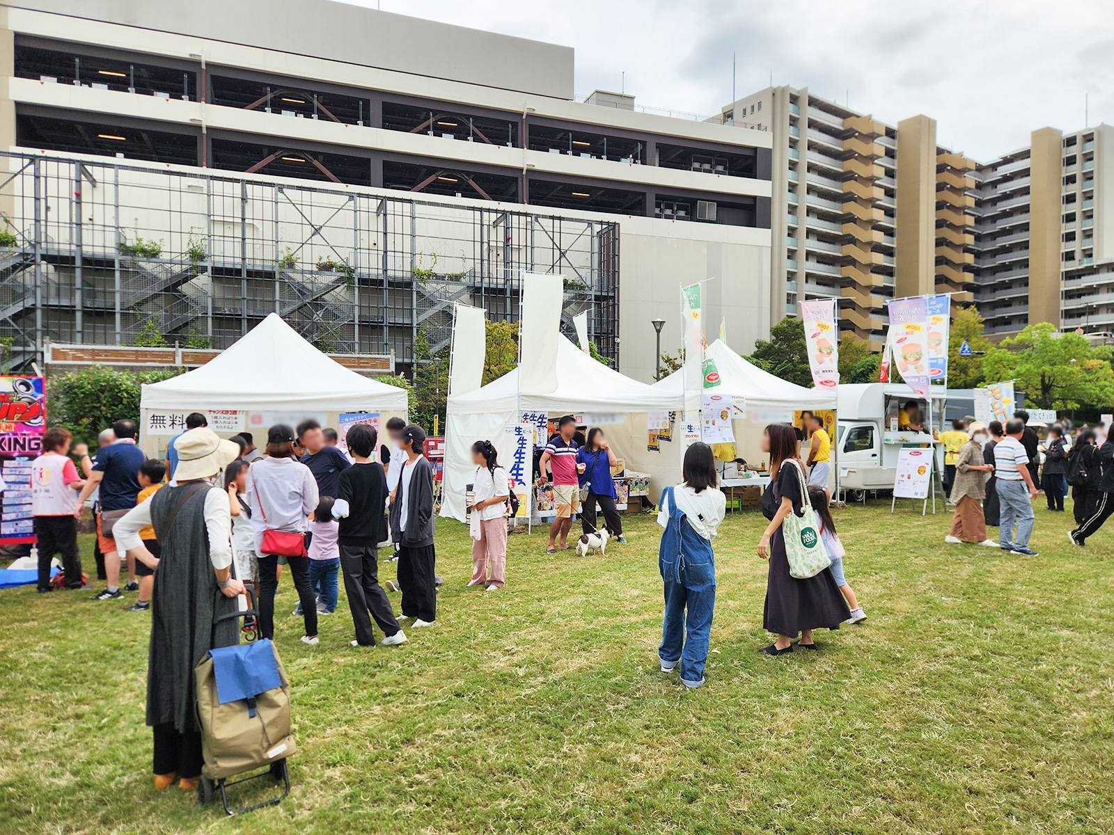 東京都足立区で行われた食と音楽の祭典にて、トラスルーフステージを施工6