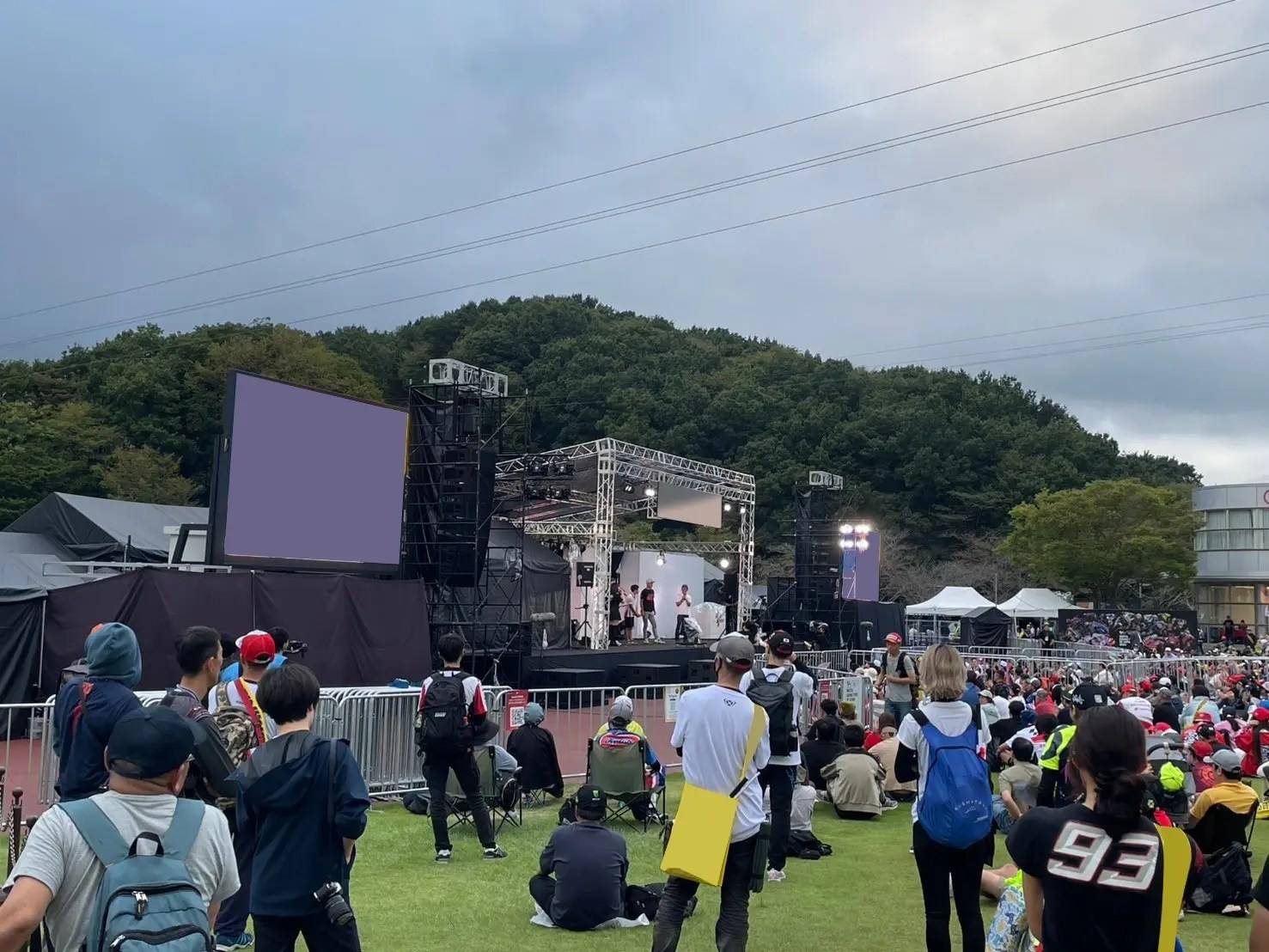 東京都足立区で行われた食と音楽の祭典にて、トラスルーフステージを施工10