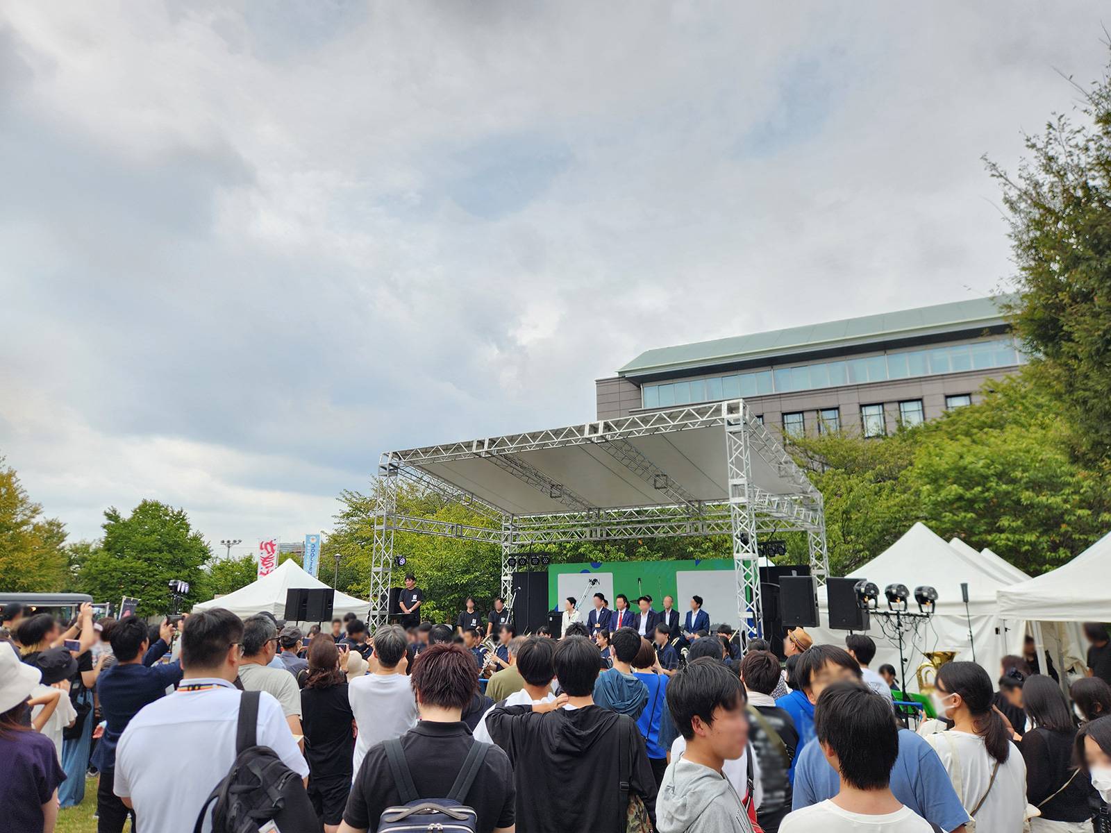 東京都足立区で行われた食と音楽の祭典にて、トラスルーフステージを施工5